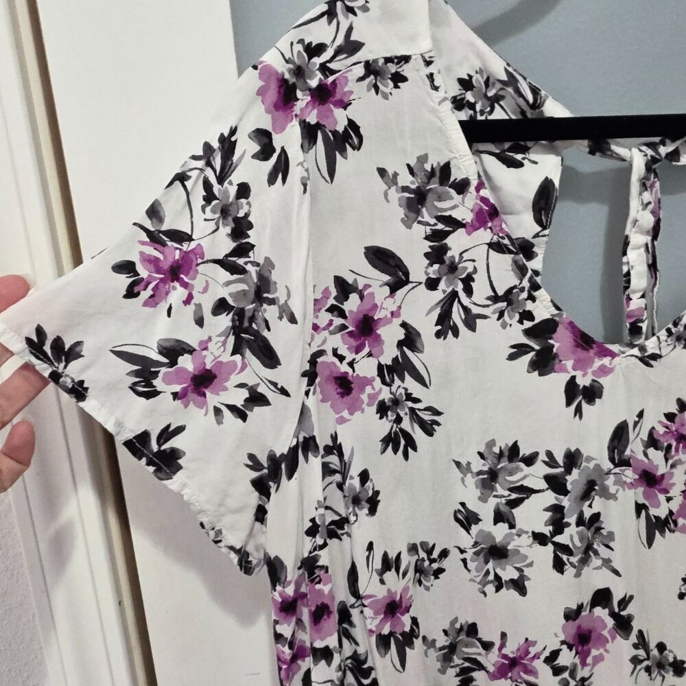 Torrid White Floral Flutter Sleeve Blouse – Size 2 Plus – Tie Back Detail Top - Picture 3 of 7